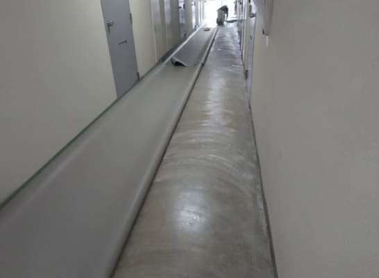 アパート廊下、床長尺
シートの張り替えや塗装など